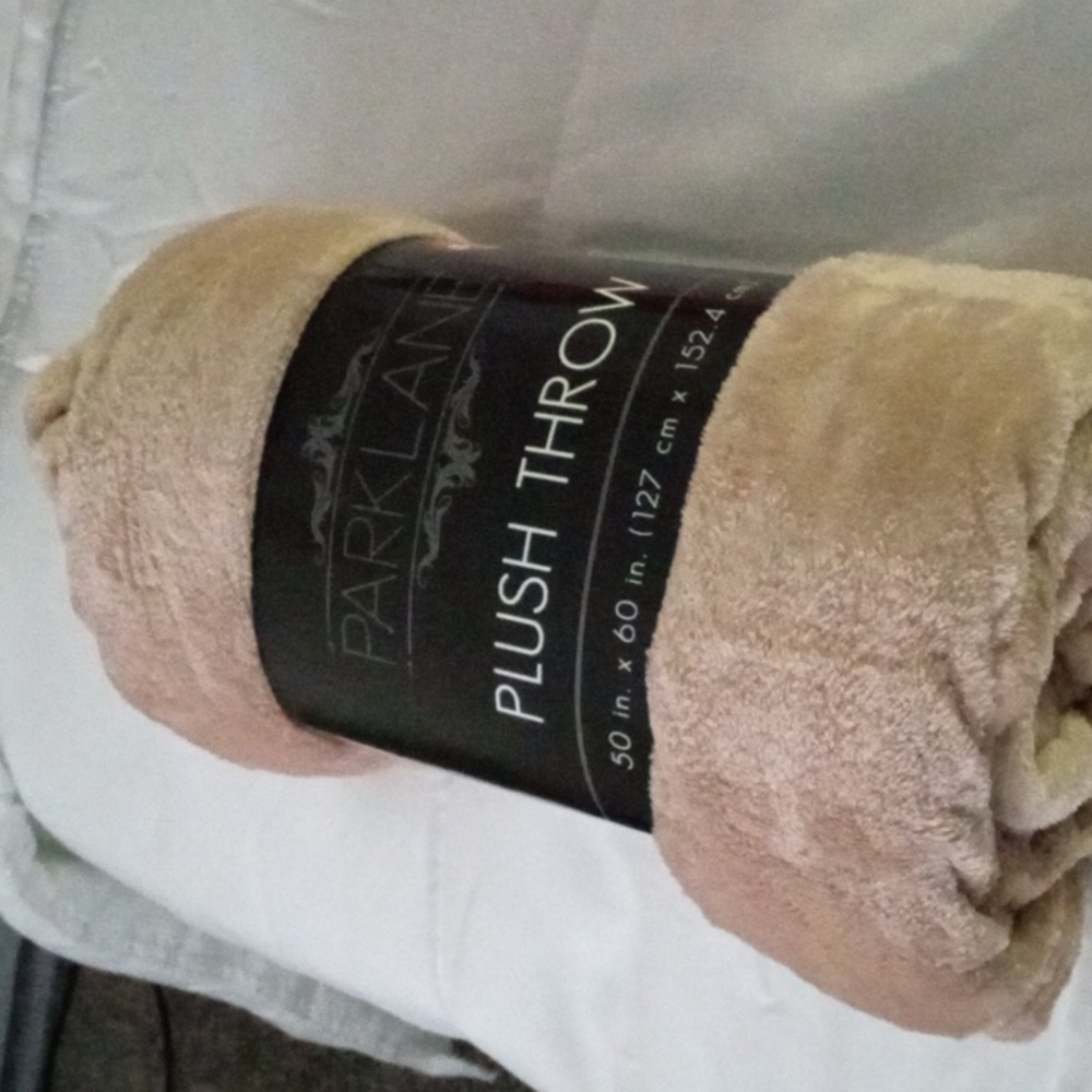 Plush throw blanket